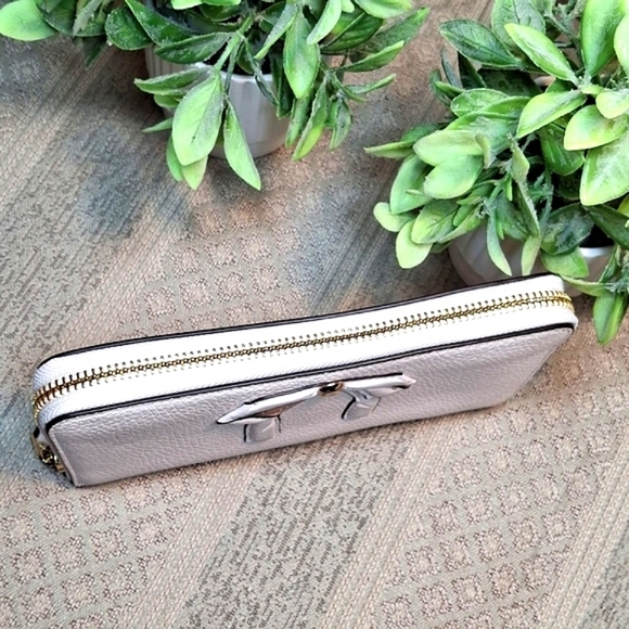 Coach Bow Accordian Leather Zippy Wallet in Chalk off white - Picture 12 of 16